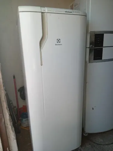 VENDO UMA GELADEIRA ELETROLUX FROS FREE TODA BOA