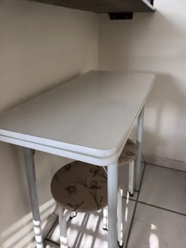 mesa branca quadrada de café/jantar dobrável com 4 lugares com 2 bancos
