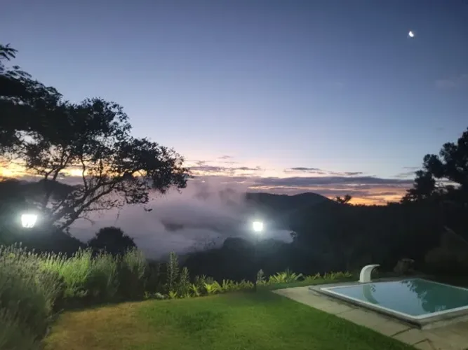 Casa cinematográfica em Itaipava (condomínio fechado, terreno grande)