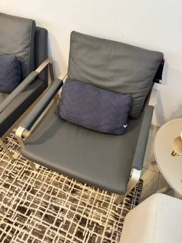Conjunto duas poltronas Minuano em Couro (de 12.500,00 por 4850)