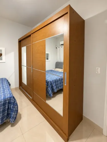 Guarda-Roupa Casal Grande com Espelhos e Portas de Correr