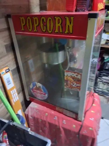 Vendo esta pipoqueira semi novas