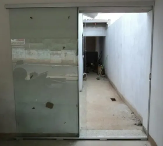 Porta de vidro temperado de correr paralelo a parede Blindex