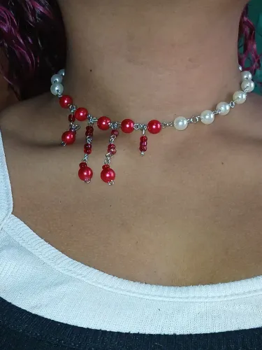 Colar Artesanal Vermelho e Branco com Pingentes ?