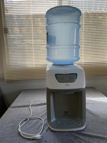 Bebedouro com galão