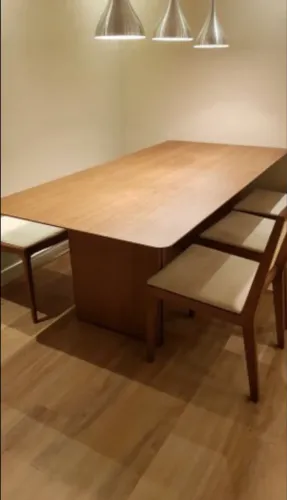Mesa de jantar com tampo em lâminas de freijó Breton 