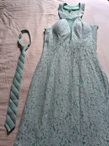 Vestido de festa e gravata