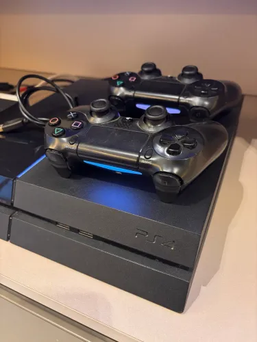 PS4 FAT 500gb com 2 controles