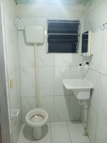 Alugo kitnet 700.00