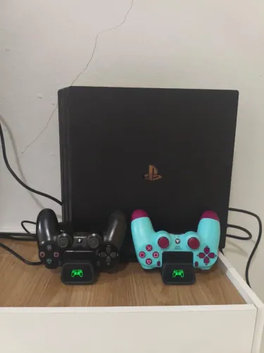 PlayStation 4 Pro 1TB + 2 Controles + Base cooler