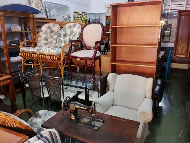 Vendo moveis de madeira.