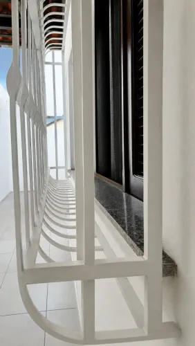 Vendo grades de ferro resistentes em ótimo estado, ideais para janelas ou áreas externas.