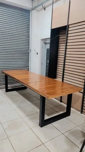 Mesa em Metalon e madeira 