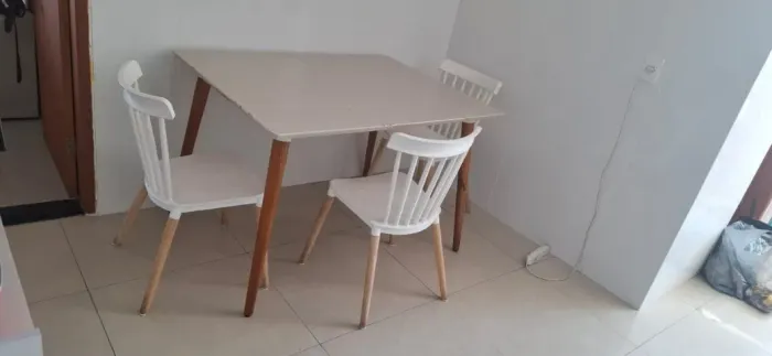 Mesa de jantar retrô 1,20 x 90 tampo de vidro com madeira com 3 cadeiras Windsor branca