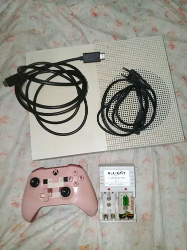 XBOX ONE S EDIÇÃO ALL DIGITAL EDITION COM UM CONTROLE VERSÃO MINECRAFT COM CABOS E FONTES