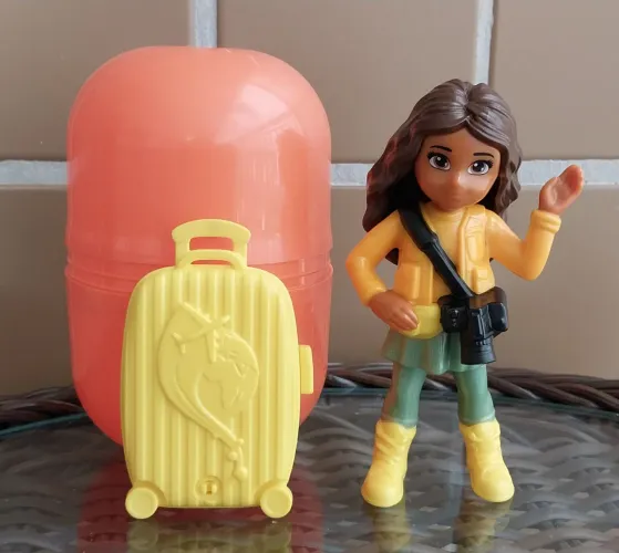 Boneca Maxi Kinder Ovo Fotógrafa Aventureira