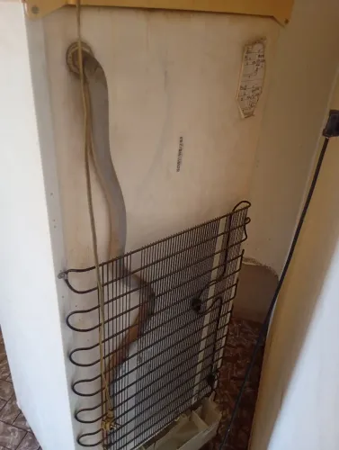 Vende essa geladeira está funcionando perfeitamente e gelando muito bem