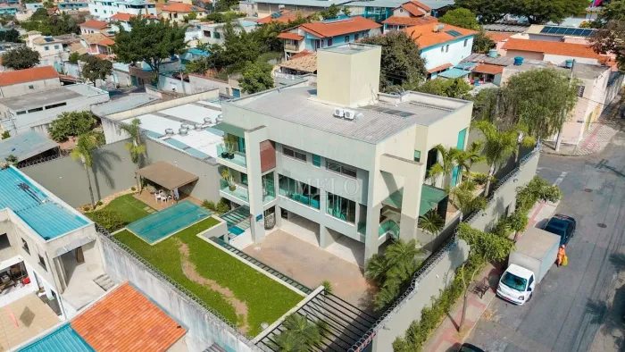 Belíssima Casa a Venda no Planalto por R$2.900.000,00