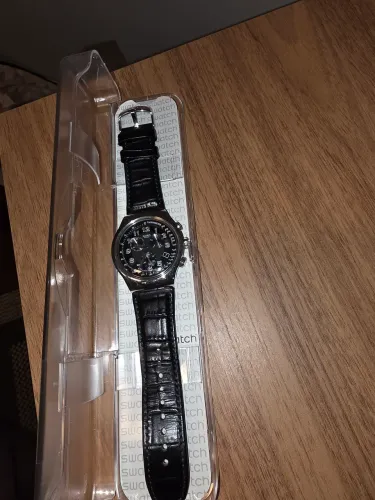 Swatch Irony Chrono Black, pulseira de couro preta, modelo YOS440, caixa de 44 mm