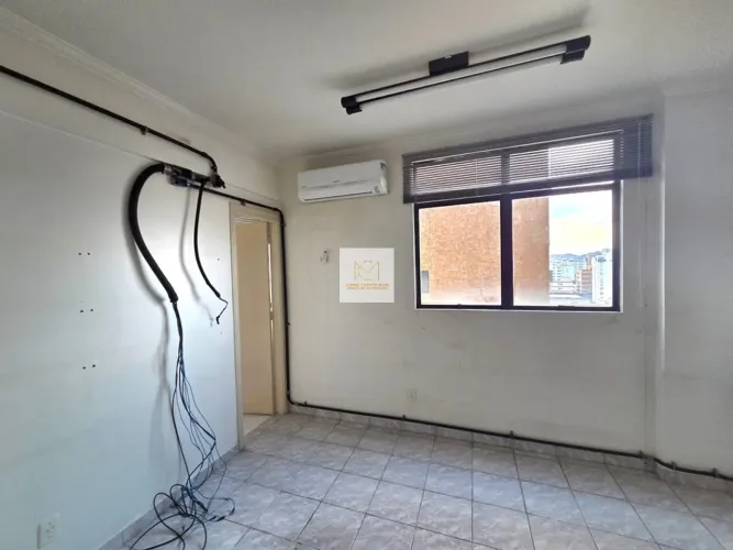 Conjunto Comercial na Ponta da Praia: 64m², 2 Banheiros, 2 Copas, 1 Vaga e Andar Alto de F