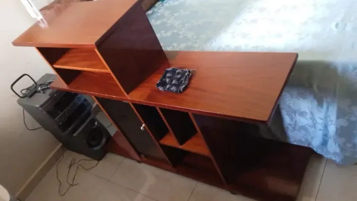 Rack mais mesinha de telefone. Brinde uma mesa de centro.