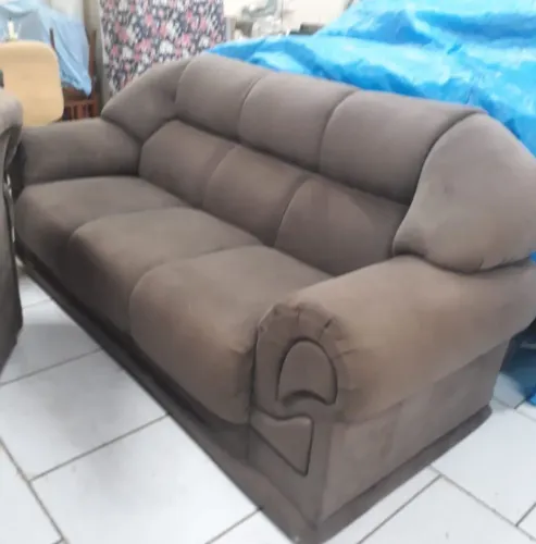 Sofá 3 e 2 lugares tecido suede marrom escuro. Na foto não ficou bom. Cor perfeita 