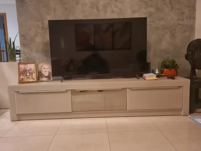 Rack para sala em vidro super moderno, com 3 repartiçoes, puxadores em aluminio e amplo 