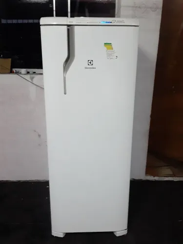 Vendo geladeira Electrolux frost free semi nova funcionamento perfeitamente