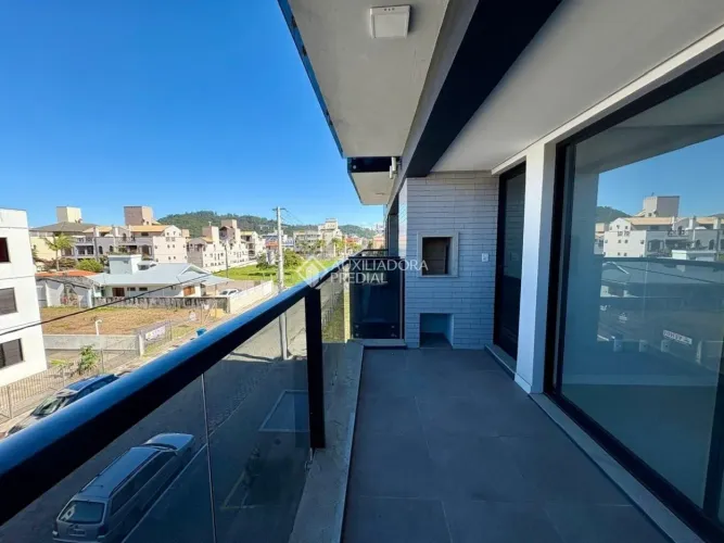 Apartamento à venda em Canasvieiras com 76m² e 2 dormitórios/quartos disponíveis.