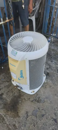 UNIDADE CONDENSADORA MIDEA 18 MIL BTUs USADA EM BOM ESTADO