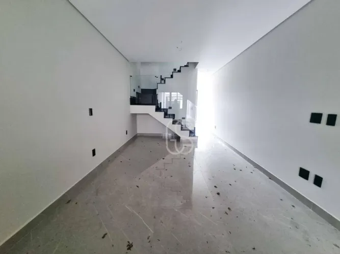 Sobrado a venda na Guilhermina Esperança com 3 suítes e 2 vagas de garagem próximo ao metr