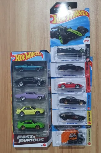 Lote com 11 carrinhos Hot Wheels mini colecionáveis