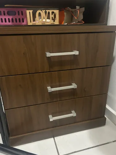 Mesa de cabeceira com 3 gavetas 