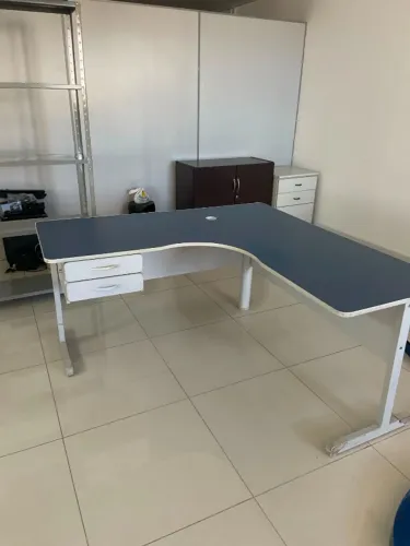 Mesa escritório em L - Cor azul e cinza