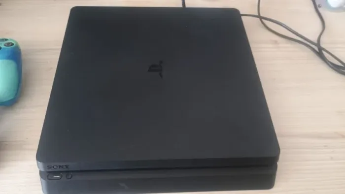 PlayStation 4 Slim 500GB + 2 Controles + 2 Jogos