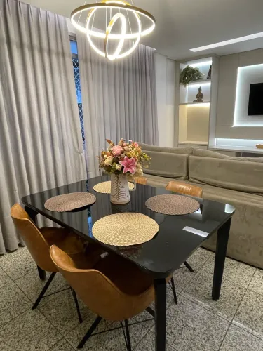 Mesa com quatro cadeiras