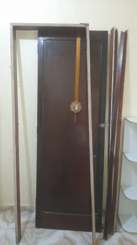 Porta lisa maciça 2,10 por 70 com portais alisarios