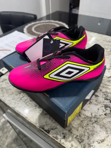 Chuteira Umbro número 33 Rosa