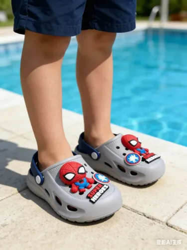 Sandálias modelo croks infantil