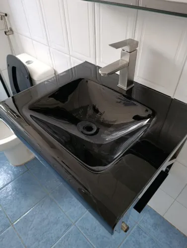 Pia de banheiro/ lavabo de vídeo preta com suaves desenhos veios cinza no vidro .