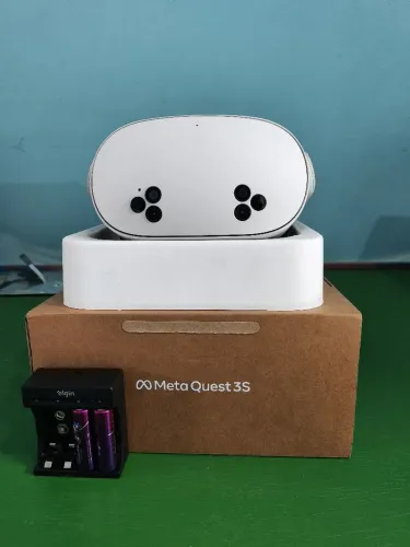 Meta Quest 3S Usado + Kit de Pilhas Recarregáveis