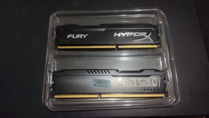 2 Memórias RAM de 8GB DDR3 Fury Hyperx 16GB