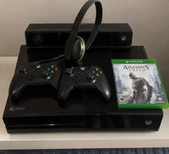 Xbox one fat ( com jogos inclusos fone e controle e todos fios)