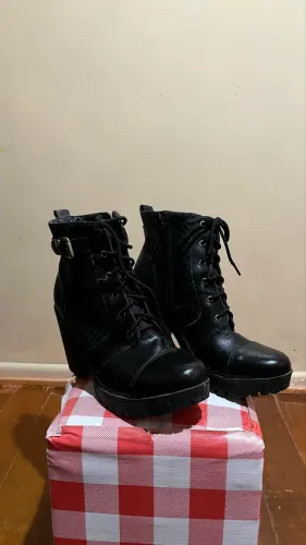 Coturno Viamarte preto com salto. Tamanho 38, pouco usado.