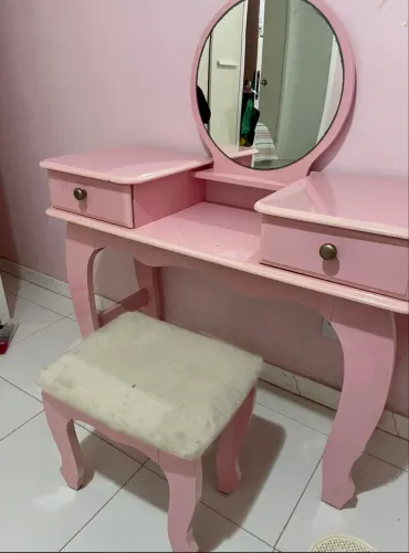 Penteadeira mais banquinho rosa usada