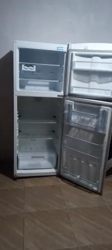 Geladeira usada em bom estado de uso .
