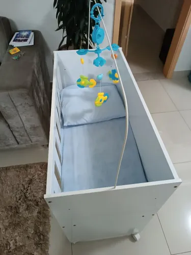 Vendo berço semi novo em ótimo estado de conservação com colchão travesseiro fronha 