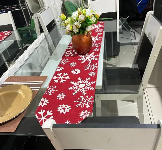 MESA DE VIDRO COM 6 CADEIRAS, MEDINDO 1.60 DE CUMPRIMENTO E 90 DE LARGURA.