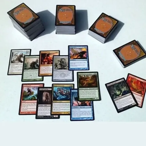 800 e poucos cards de magic comuns e incomuns