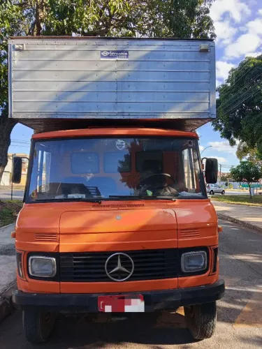 Caminhão BAU Mercedes 608D